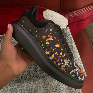 ALEXANDER MCQUEEN
Black & Multicolor Embroidered Oversized Sneakers